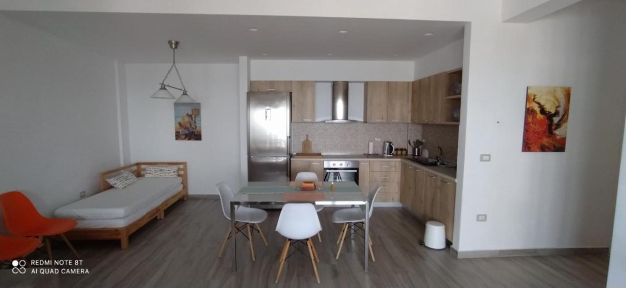 Matthews Beach House Vlore Bagian luar foto