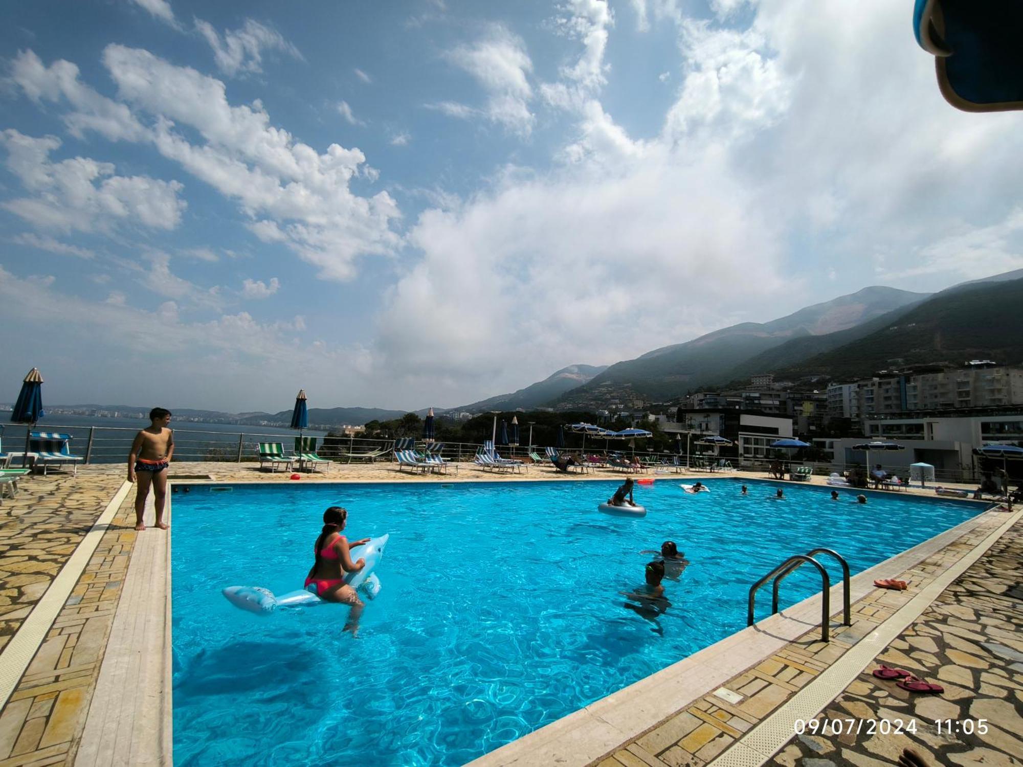 Matthews Beach House Vlore Bagian luar foto