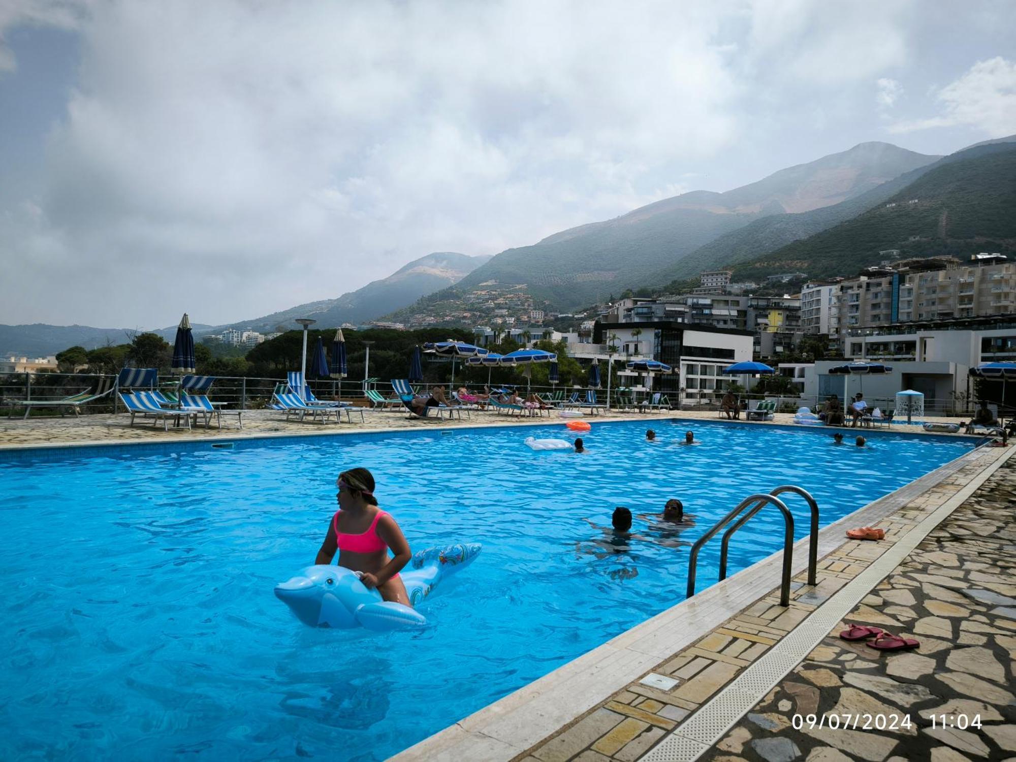 Matthews Beach House Vlore Bagian luar foto