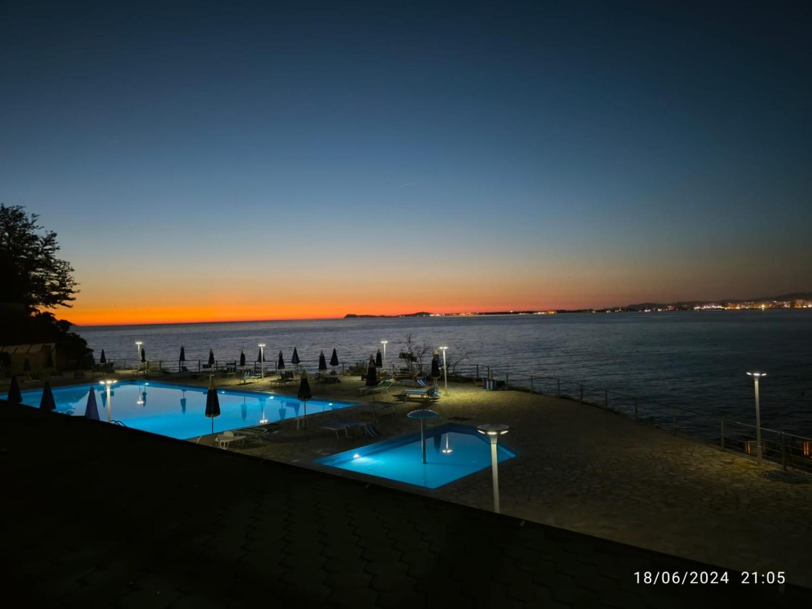 Matthews Beach House Vlore Bagian luar foto
